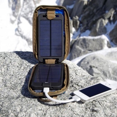 Универсальное зарядное устройство на солнечных батареях PowerTraveller Solarmonkey Adventurer станет спасением для ваших гаджетов