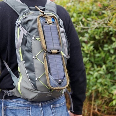 Универсальное зарядное устройство на солнечных батареях PowerTraveller Solarmonkey Adventurer надежно крепится на рюкзаке