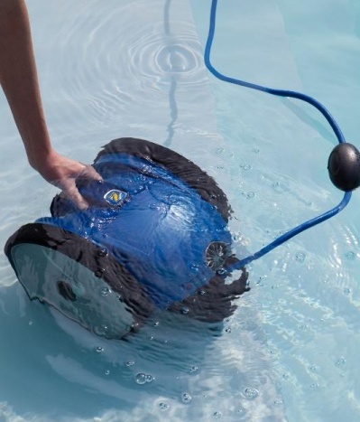 Благодаря достаточно скромным габаритам робот-пылесос сохраняет отличную маневренность под водой