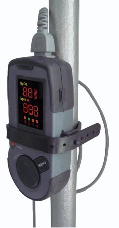 При помощи ремешка из комплекта поставки пульсоксиметр CHOICEMMED MD300K можно установить на стойку рядом с больным