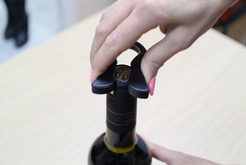 Входящий в набор "E-Wine Deluxe" специальный нож позволяет срезать с горлышка бутылки защитную пленку или фольгу одним движением