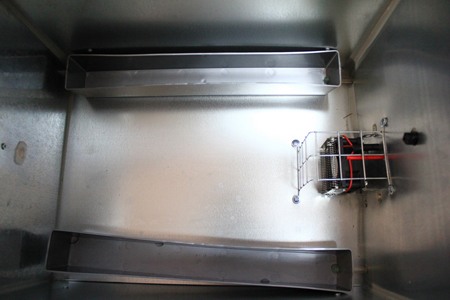 Микроклимат в инкубаторе поддерживается вентилятором с термонагревателями и ванночками с водой (кликните для увеличения)