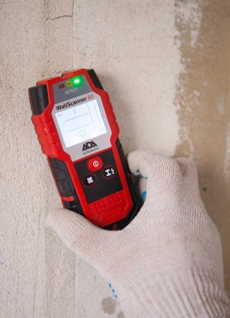 Для использования детектора ADA Wall Scanner 80 достаточно выбрать нужный режим и перемещать устройство возле стены или потолка