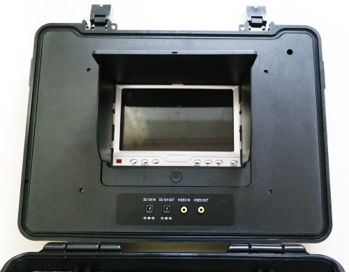 Монитор видеокамеры для рыбалки встроен в крышку кейса