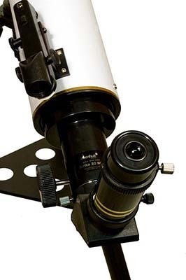 Во время наблюдения в телескоп Levenhuk Strike 80 NG винт настройки фокуса находится как раз под рукой, а благодаря смещенному влево искателю при прицеливании 'трубы' не возникает неудобств 