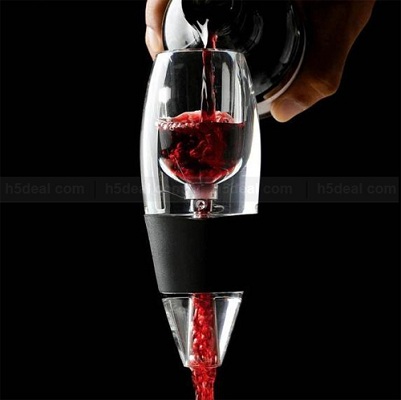 Процесс наполнения бокала вином с помощью данного аксессуара сам по себе смотрится завораживающе!