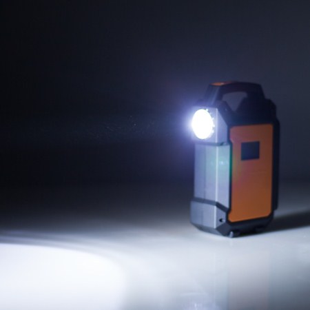 Встроенный светодиодный фонарь в пуско-зарядном устройстве 