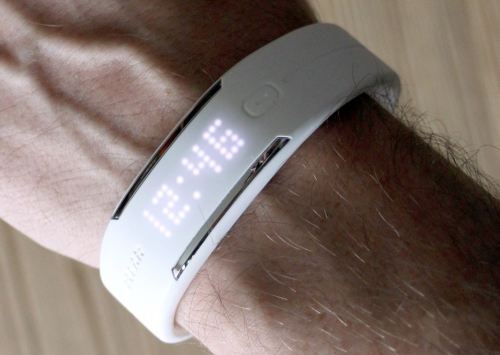 Фитнес-браслет можно носить круглые сутки на манер обычных часов (увеличение по клику)