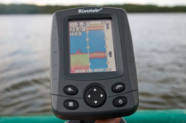 Помимо отсканированного изображения на экране эхолота Rivotek Fisher 51 отображается температура, глубина и напряжение бортовой сети 
