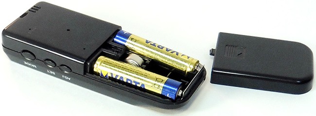 Алкотестер питается от стандартных батареек типа ААА