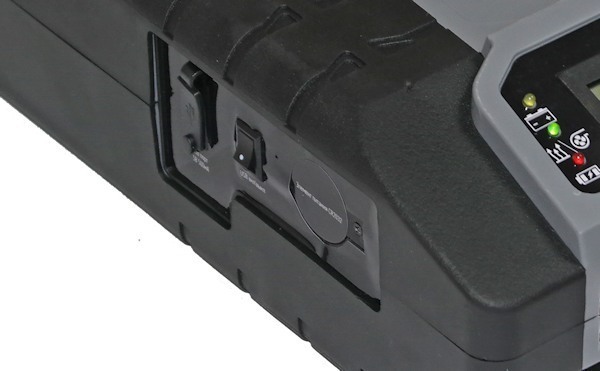 USB-разьем (закрыт шторкой) активируется клавишей вкл/выкл