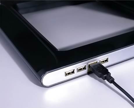 Встроенный USB Hub с 4-мя портами USB 2.0 — отличительный знак 