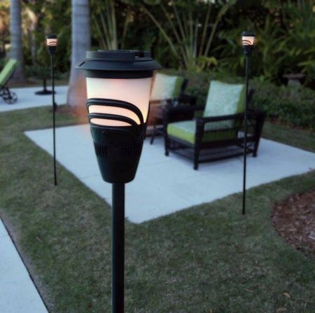 Противомоскитная лампа Thermacell Backyard Torch станет незаменимым прибором в саду или во дворе частного дома 