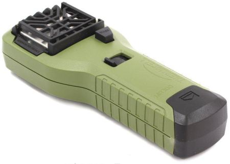 Отпугиватель комаров Thermacell MR-300 Repeller Olive оснащен рукояткой, позволяющей управлять прибором одной рукой