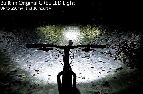 Встроенный фонарь может служить мощной фарой для велосипеда или мопеда