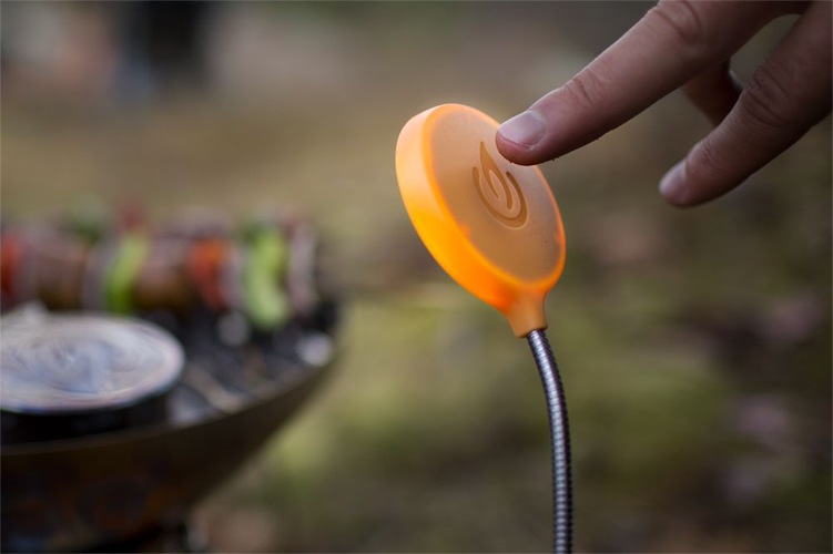 BioLite FlexLight имеет гибкую ножку, позволяющую располагать светильник под самым удобным углом