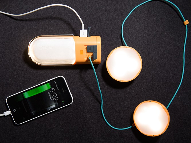 Многофункциональный аккумулятор PowerLight способен одновременно питать фонарь, гирлянду с лампами и разряженный гаджет