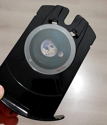 Дополнительный проекционный диск имеет в диаметре 6 сантиметров и без труда вставляется в лоток планетария (нажмите на фото для увеличения)