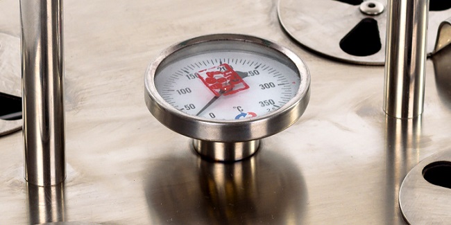 Температуру приготовления различных блюд легко контролировать с помощью термометра в крышке гриля