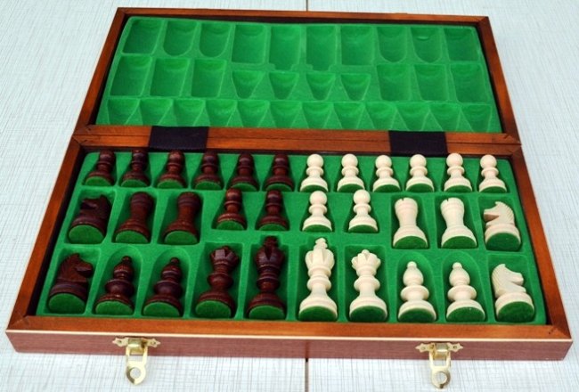 Фигуры шахмат не будут повреждаться при переноске внутри доски: для них имеются отдельные ячейки, отделанные бархатистым материалом