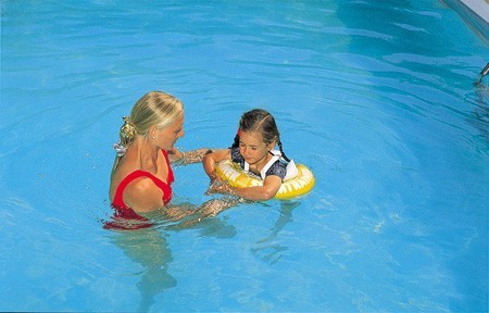 Мама помогает ребенку оттачивать плавательные движения