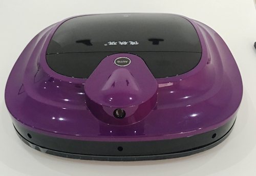 Навигационные датчики, которыми оснащен этот пылесос, защищают его от падений и ударов  (на фото показана аналогичная модель фиолетового цвета)