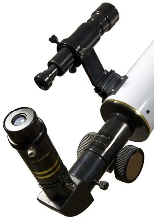 Для наведения телескопа Levenhuk Strike 50 NG на трубе в удобном месте рядом с окуляром расположен оптический искатель 