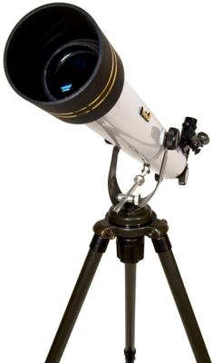 Достаточно длинная пластиковая бленда на объективе телескопа Levenhuk Strike 60 NG предотвратит появление бликов, которые могут вызвать расположенные рядом осветительные фонари и капли росы, не исключено, что убережет объектив в случае падений и ударов телескопа