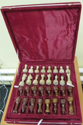 Шкатулка с отделкой бархатистой тканью придает шахматам подарочный вид