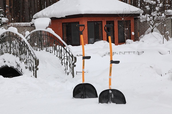 Лопата для уборки снега Торнадо 2 в 1 (2 ковша: снеговой + совковый)