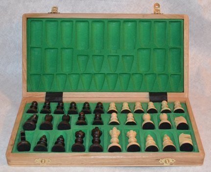 Шахматы "Олимпик" светлые имеют традиционную форму и классическую доску с отдельными местами для каждой фигуры 