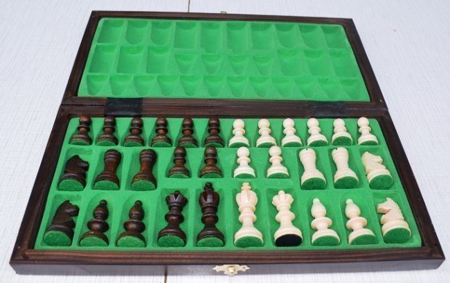 Шахматы "Олимпик" темные имеют традиционную форму и классическую доску с отдельными местами для каждой фигуры
