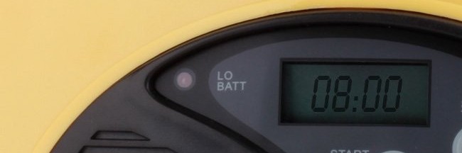 Индикатор заряда алкалиновых батареек располагается слева от ЖК-дисплея